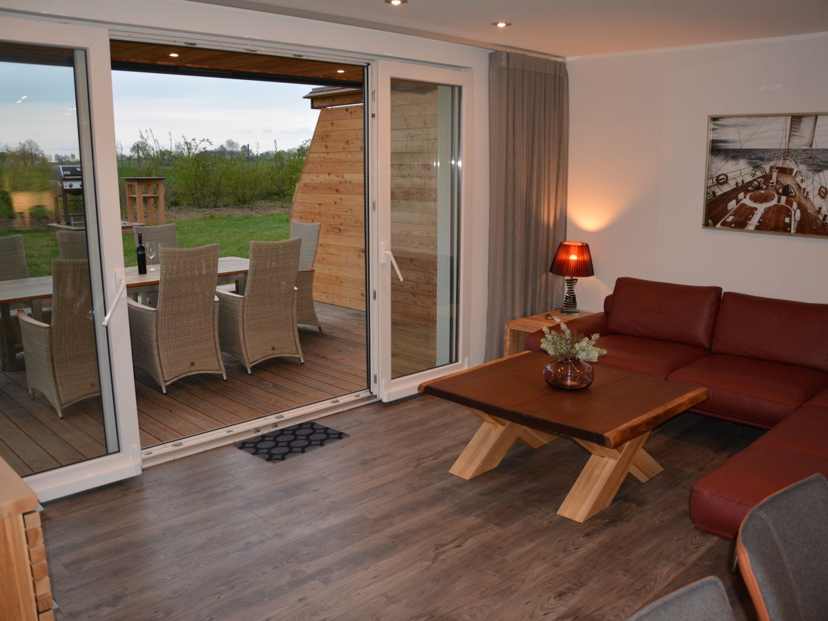 Wohnbereich mit Ledersofa und Zugang zur Terrasse